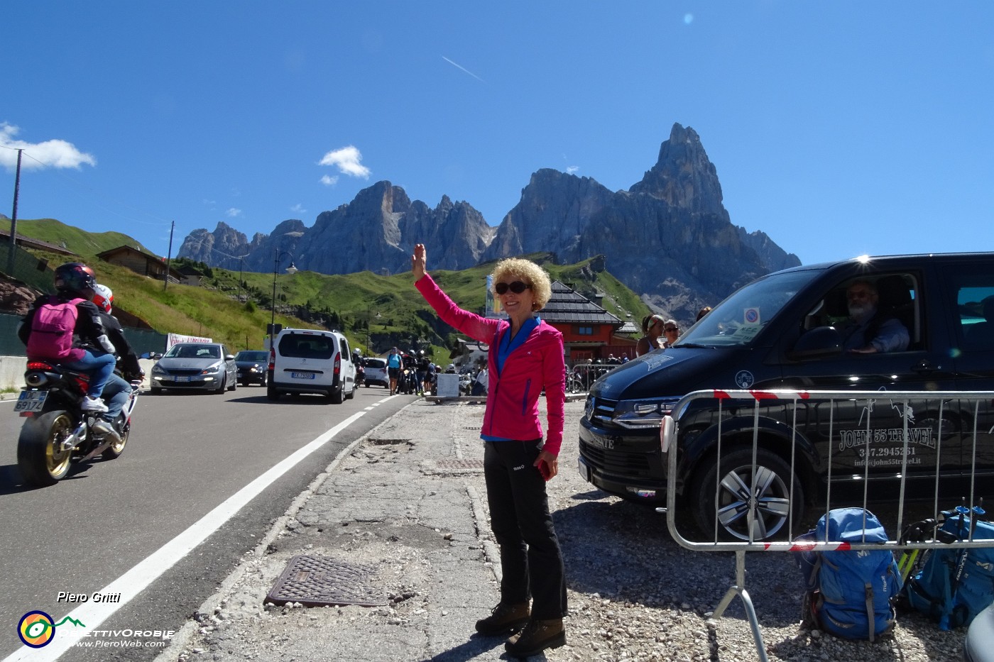 10 Al Passo Rolle (1972 m) svetta a dx il Cimon della Pala.JPG